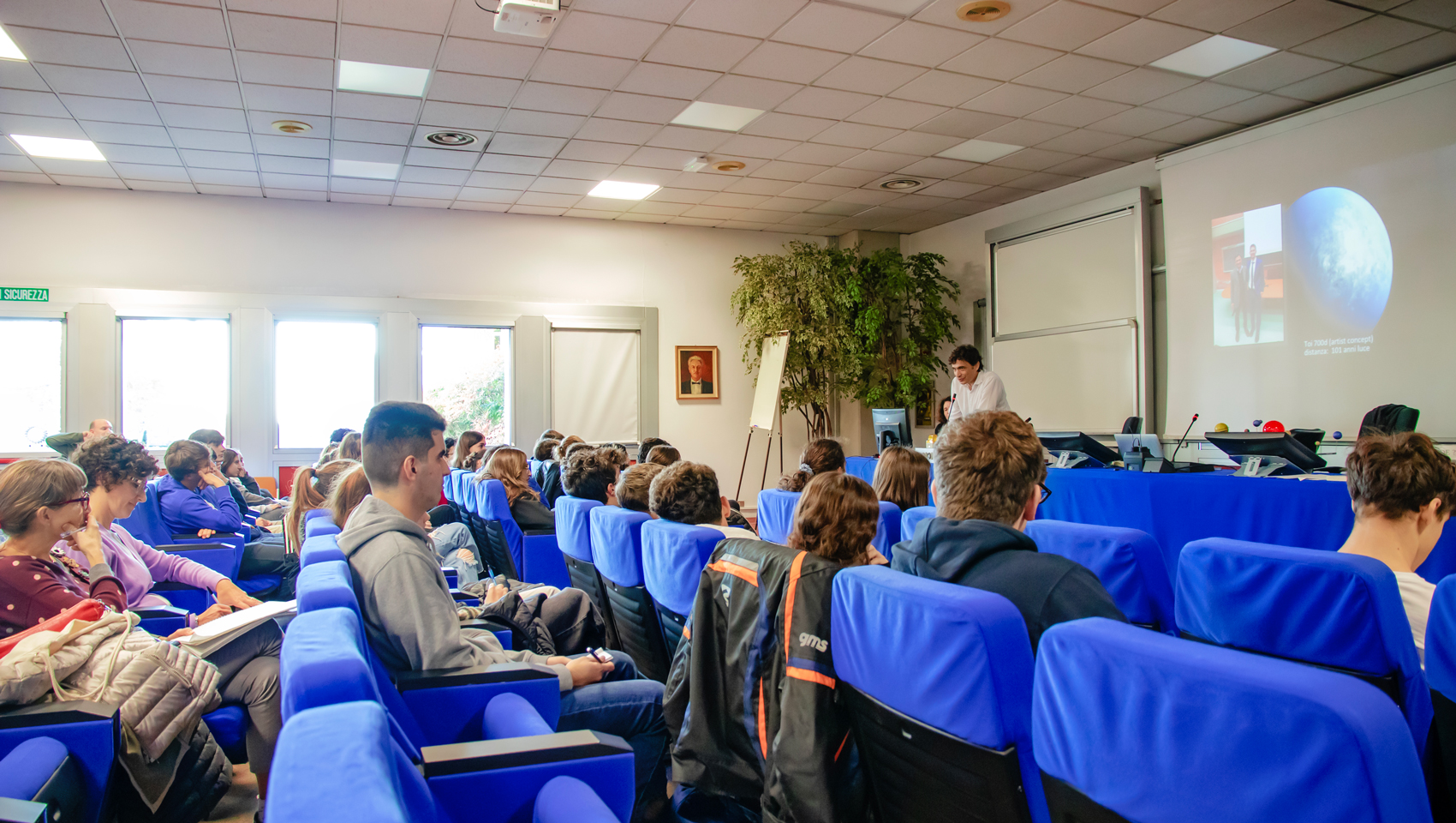 studenti durante una presentazione del premio asimov