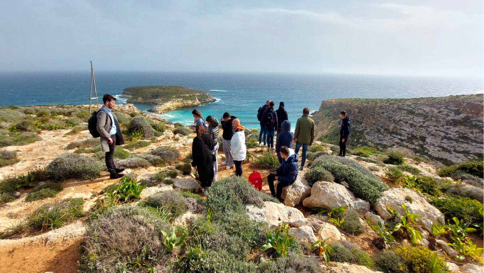 studenti durante misure di radioattività a Lampedusa