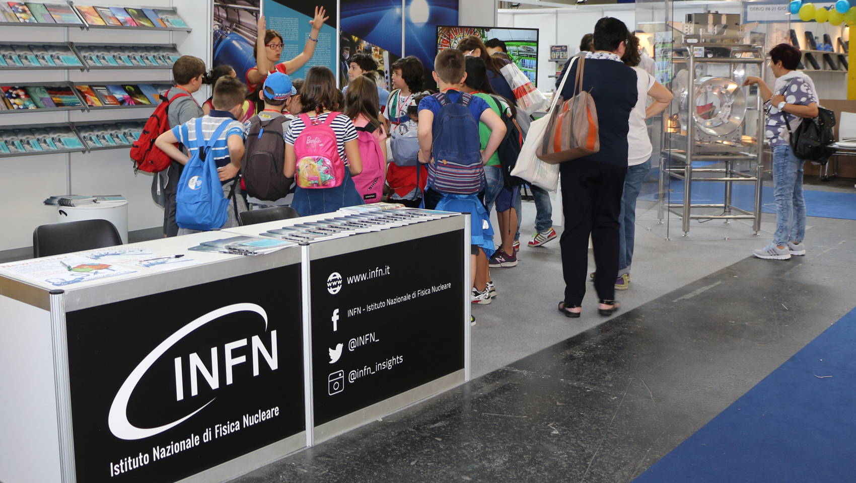 stand INFN al salone del libro di Torino