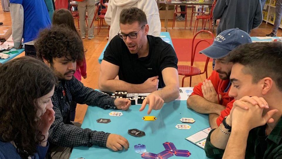 persone che giocano allo stand INFN al festival paly